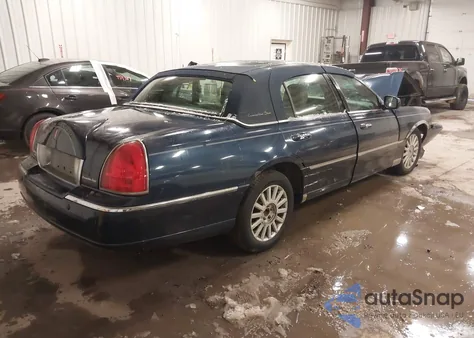 2003 Lincoln Town Car Signature z USA, uszkodzony, nr VIN 1LNHM82W43Y637935